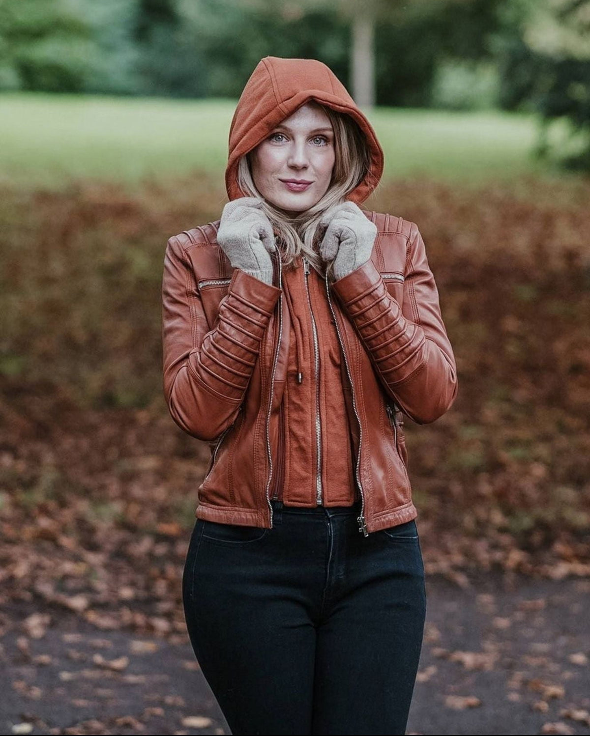 VESTE EN CUIR AVEC CAPUCHE